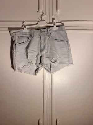 Ljusblåa jeansshorts - Ett par söta ljusblåa jeansshorts från Lager 157 i storlek S. De är väldigt sköna och snygga till sommaren! De har bara kommit till använd 3-4 gånger och därför bestämde jag mig för att sälja de o köpa nya istället.