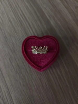 Guldfärgad ring i kronform - Kronform ring i storlek 18,1mm, guldfärgad.