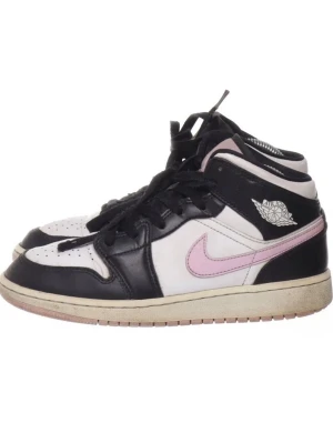 Nike air Jordan - Nike air Jordan skor i storlek 36,5. Skorna är i använt skick o har vissa slitage. ( se bilder) 