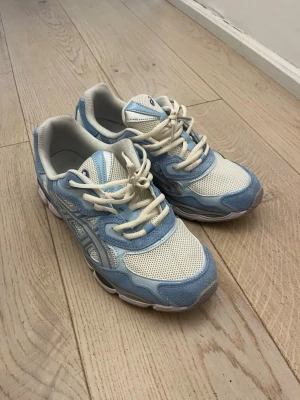 Asics Gel NYC - Asics gel-nyc storlek 44. Ljusblå baby blue cloud färg. Bra skick, knappt använd eftersom de inte passade. Pris kan diskuteras