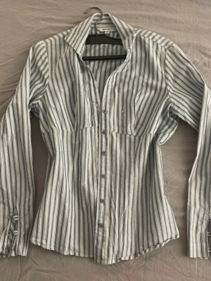 Y2k skjorta - vintage - Fin, figursydd randig skjorta i 100% bomull. Lila knappar & fin detalj vid bröstet. Skulle säga att den sitter mer som en S än M.