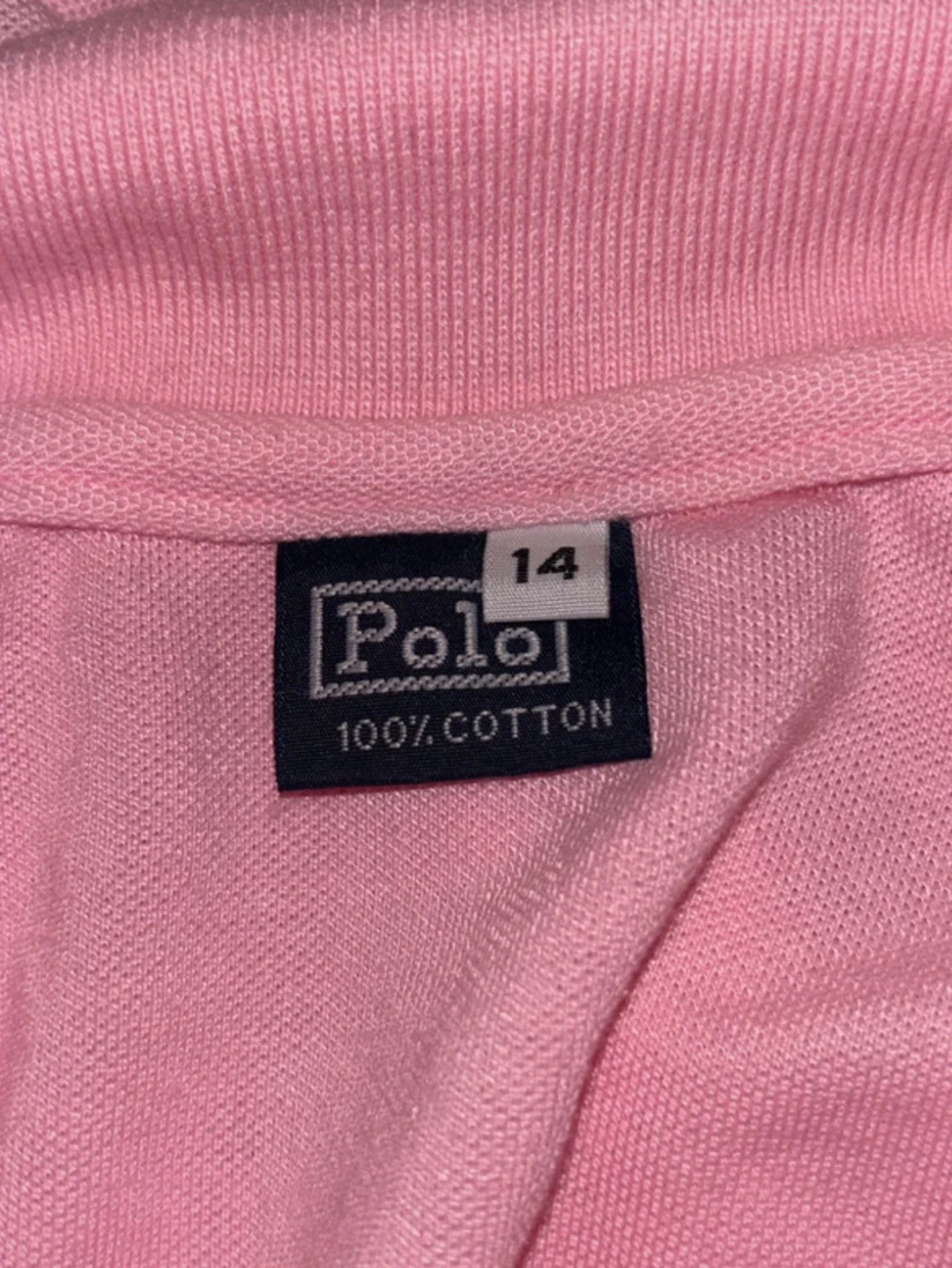 Rosa pikéklänning med plisserad kjol - 2