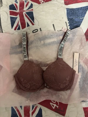 Victoria's Secret Bh och Trosor + box  - Snyggt Victoria’s Secrets set med bh och trosa köpt i London. Bh:n har push up, blommigt spetsmönster och breda axelband med logotyp. Trosan är i matchande färg, spets med fina detaljer. Skulle blivit en present men gavs aldrig iväg, därmed aldrig tagits upp ur sin förpackning förutom när bilderna togs. Ordinarie pris runt 1100kr