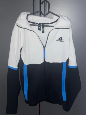 Adidas’s Teech kofta  - Riktigt fet Adidas tech kofta i bra skick 