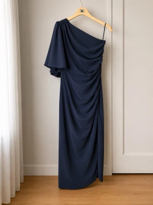 Marinblå oneshoulder långklänning - Elegant marinblå långklänning med oneshoulder-design och draperad detalj över axeln. Klänningen har en smickrande passform med rynkade partier längs sidan och ett tunt axelband på ena sidan. Perfekt för dig som vill ha en stilren och modern look.