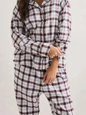 Rutig pyjamas set - Säljer ett set flanell pyjamas i storlek S från Hunkemöller, pyjamasen är i ett riktigt skönt material som är skön att sova i. Helt ny, använd en gång. Se sista bilden för mer detaljer på pyjamasen!💕