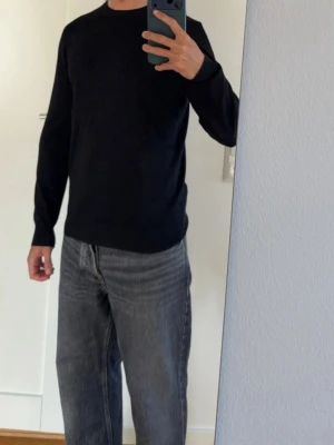Svart stickad tröja - Svart stickad tröja herr. Storlek XS.