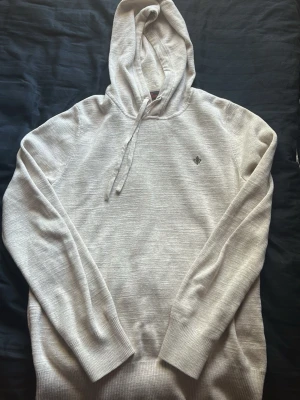 Morris hoodie - Beige Morris hoodie, använd varsamt och få gånger skulle säga att den är i nyskick, storlek S