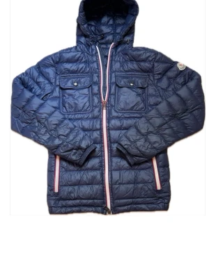 Moncler jacka - En fet moncler jacka ”självklart äkta” Finns på bild 3! Har användt i en vinter och nu börjar bli lite för liten! Modellen på bilden är 178cm och väger 68! Tveka inte att höra av er om funderingar!🙌🏼🤩