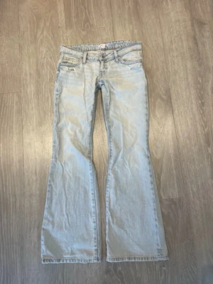 Ljusblå bootcut jeans med låg midja - Säljer ett par ljusblå bootcut jeans med låg midja som endast är använda en gång. Jeansen har utsvängda ben och är i modellen Loose på Gina +14. Säljer då dem är för stora, det syns inte på jeansen att dem är använda så dem är som nya!!! Nytt pris 429kr mitt pris 390kr men kan eventuellt diskuteras!