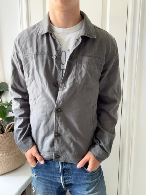 Lindbergh overshirt  - Lindbergh overshirt, stor på modellen. Inga defekter! Modellen i bilderna är 180 cm 75 kg och bär Storlek L , Kom med frågor! 🌟 (Kan gå ned i pris vid köp av paket 😉) 