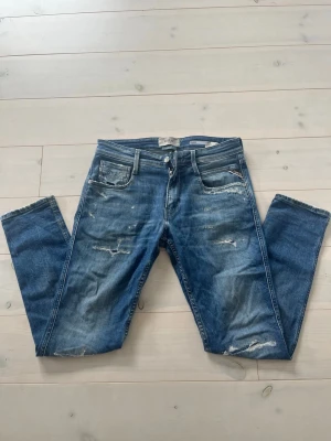 Replay Anbass - Replay anbass jeans i bra skick, storlek 30/30, skriv om ni har några funderingar!