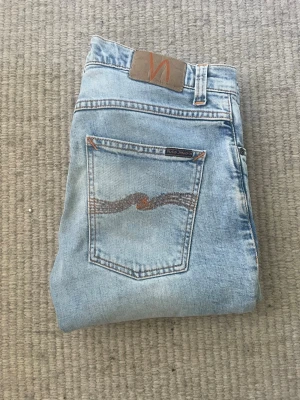 Nudie jeans  - Säljer nu ett par feta Nudie jeans! Modell= Grim Tim! Skulle även säga att de passar mindre storlekar! W32 L32! Hör av er vid minsta fundering