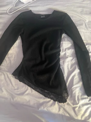 Svart långärmad topp Gina Tricot - Säljer en svart långärmad topp från Gina Tricot i ribbad struktur. oanvänd bara testad