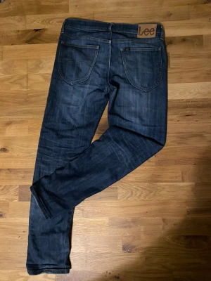 LEE Darren zip fly 31/32 - • Slitningar                                                               • Unika                                                                       • Straight Leg                                                         • Bra Kvalité                                                              