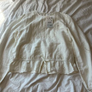 Zara blus  - Jättefin blus från Zara. Aldrig använd med prislapp kvar. Barnstorlek men sitter som en xs/s. 