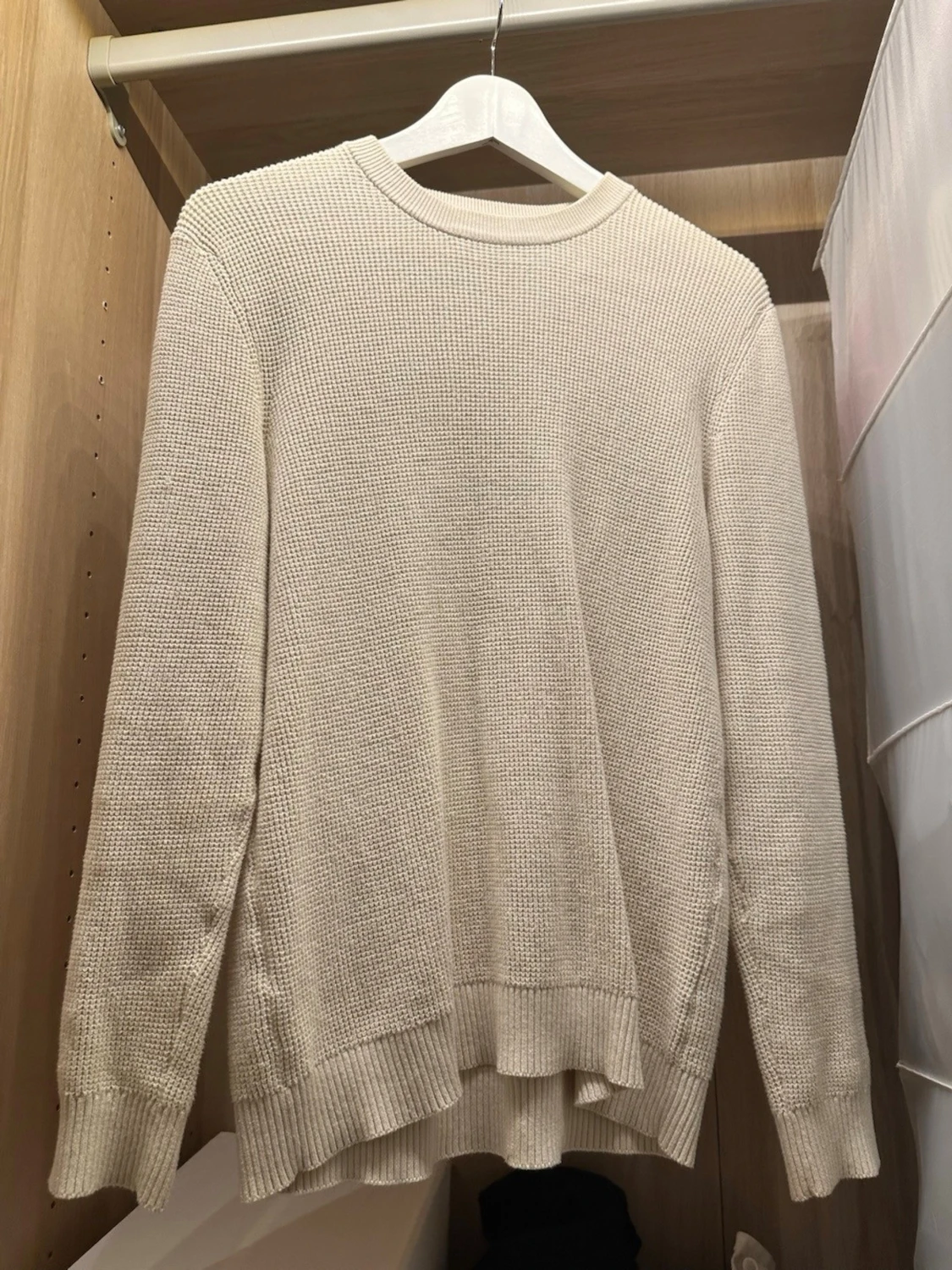 Beige stickad tröja med rund hals