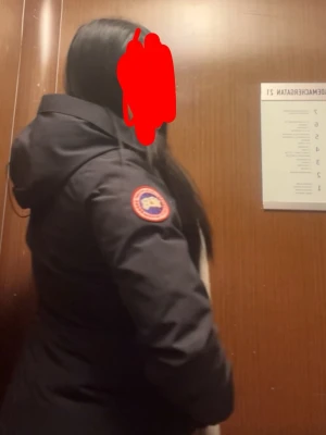 Svart parkas från Canada Goose - Snygg svart parkasjacka från Canada Goose med klassisk patch på ärmen. Jackan har huva och rak passform, perfekt för kalla dagar. Materialet ser slitstarkt ut och designen är tidlös och enkel att matcha.