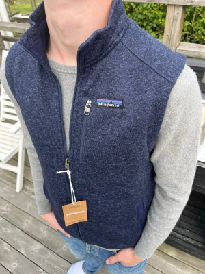 Ny patagonia väst - Ny med prislapp Skön och stilren 100% äkta med bevis (qr kod i bild3) Storlek S, modellen är 180cm och 66kg