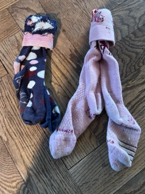 Ridstrumpor!🤗 - Två par ridstrumpor med fina mönster! De rosa är storlek 35-38 och de blåa lite mindre pertekt för små barn som vill ha fina ridstrumpor😍