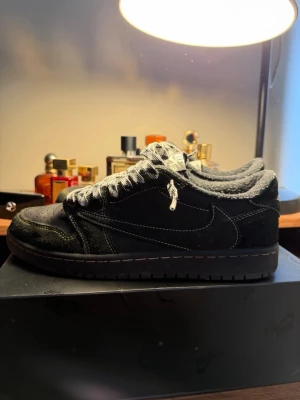 Jordan 1 Retro Low OG SP x Travis Scott Black Phantom - Jordan 1 Low x Travis Scott, Storlek 42, Nypris 11000