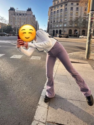 Lee utsvängda manchesterbyxor - Säljer ett par lila manchesterbyxor med utsvängda ben och hög midja. Byxorna har klassiska fickor bak och är gjorda i mjuk manchester som ger en retrovibe. Perfekta för dig som vill sticka ut med färg och cool passform.