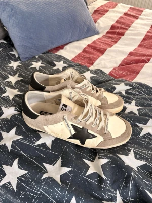 Golden goose  - Säljer dessa golden goose i mycket bra skick. Dem är inte så använda och har mycket kvar att ge. Storlek 44. Skriv vid frågor.