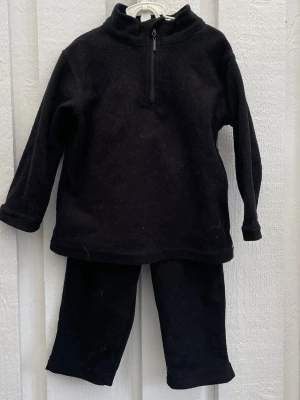 Svart fleece set  - Mysigt svart set i fleece med långärmad tröja och byxor i storlek 80