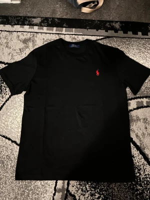  Polo Ralph Lauren -  Helt ny t-shirt från märket polo ralph, storleken är som sagt S men skulle ändå säga att ideala längden är 175-180 cm 