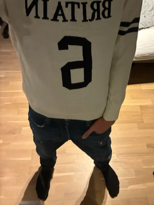 Stickad Morris tröka - Vit stickad tröja från Morris i mycket bra skick bara använd ett fåtal gånger! Storlek S Hör av er vid frågor🤝 Kolla gärna in mina andra grejer också;)