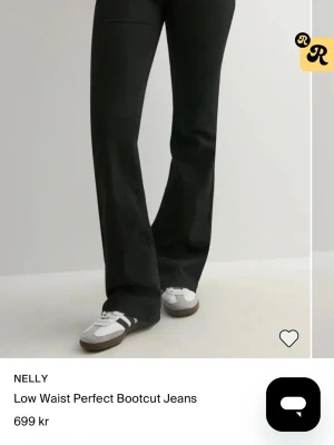Svarta bootcut jeans low waist - Säljer ett par svarta bootcut jeans🥰 använt två ggr, tyvärr för små