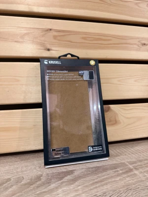 Nytt Krusell Kvalitetskal | Samsung S10+ - Nytt Krusell kvalitetskal helt nytt i paket. Krusell är ett ledande svenskt märke med riktig kvalité i sina varor, vare sig enklare plastskal eller dyrare läderwallets.