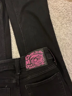 Svarta bootcut jeans Cheap Monday - Säljer ett par svarta bootcut jeans från Cheap Monday. Storlek 24/30 säljer då jag just köpte precis likadana men i en längd längre.