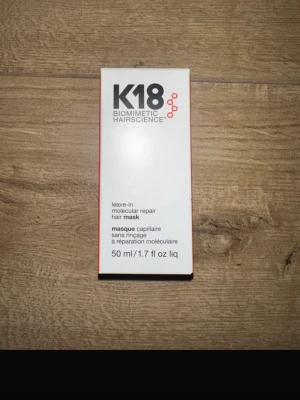 K18 leave-in hårmask 50 ml - K18 Biomimetic Hairscience leave-in molecular repair hair mask, 50 ml. En vit plastflaska med pump och tillhörande kartong. Masken reparerar håret på djupet och används utan att sköljas ur. Perfekt för dig som vill stärka och återuppbygga håret.