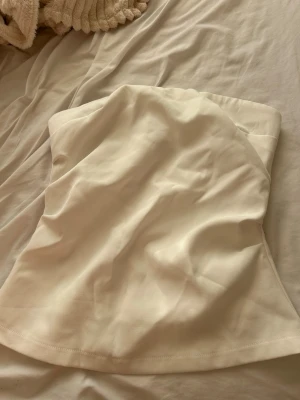 Fugur nära tube topp - Köpt secondhand, figurnära topp