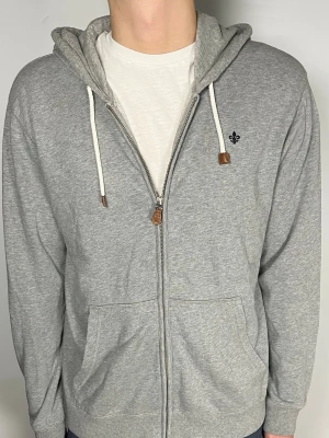 Morris zip hoodie - 👕 Plagg: ziphoodie                                                           📏 Storlek: M                                                                🏷️ Märke/Modell: Morris                                                     ✨ Skick: Fint skick                                                        💬 Vid frågor är det bara att skriva!                                                                                          🛍️ Gramenti
