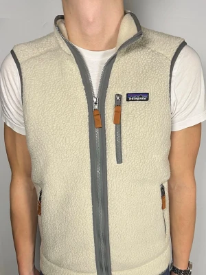 Patagonia fleece väst - 👕 Plagg: fleece väst                                                           📏 Storlek: S                                                                🏷️ Märke/Modell: Patagonia                                                     ✨ Skick: Fint skick                                                        💬 Vid frågor är det bara att skriva!                                                                                          🛍️ Gramenti
