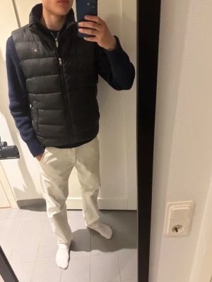 Gant väst - Säljer min Gant väst, bra skick. Skriv gärna vid intresse! Som (S)