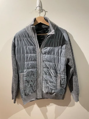 Grå cardigan med mönster - Snygg omärkt cardigan i storlek M. Passar bra nu till höst med coolt mönster på insidan utan några defekter.