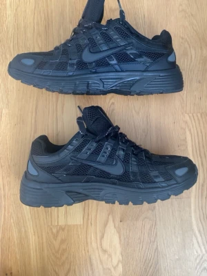 Nike P6000 - Jag säljer Nike P6000 skor har använt de exakt 4-5 gånger och säljer de eftersom de inte passar mig, de kysser även i mörkret . De är storlek 45 men passar också bra för de som har storlek 44. Pris kan diskuteras vid seriösa köpare.