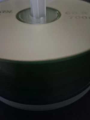 Spindel med Maxell CD-R 700MB - Säljer en spindel med ca 25 Maxell CD-R skivor, 700MB lagringskapacitet per skiva. Perfekt för att bränna musik, filmer eller säkerhetskopiera filer. Skivorna är silverfärgade och kommer i en klassisk plastspindel.