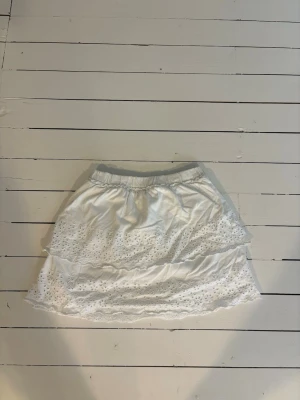 Vit kjol  - Jättefin vit kjol från Zara i storlek XS💞