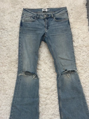 Lager 157 jeans – mellanblå low/mid waist, strl S - Säljer ett par fina jeans från Lager 157 i en mellanblå denimfärg 💙  • Storlek: S • Modell: Low/mid waist • Längd: Fullängd • Använda ca 5 gånger • Har hål/slitningar vid båda knäna, ett på varje knä • Inga andra skador eller fläckar vad jag kan se  Säljer dem eftersom de inte kommer till användning längre. 🫶