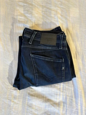 Replay svarta  - Replay svarta denim, de är i jätte bra skick, de har ändast ett hål i fickan med det syns ej och det påverkar inget, skriv för mer bilde eller info pris kan diskuteras 