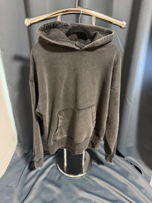 C&A oversized hoodie - Säljer en mörkgrå oversized hoodie från C&A. Hoodien har en stor huva, magficka och ribbade muddar vid ärmslut och nederkant. Tillverkad i mjukt material som ger en avslappnad och trendig look. Perfekt för dig som gillar streetwear och bekväma plagg.