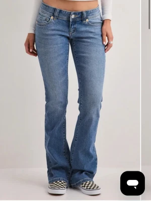 A brand jeans super low kick  - Skitsnygga och bekväma jeans med väldigt bra kvalitet. Säljer för de inte är i tall modellen och är lite korta på mig som är 172. Hade även kunnat byta med ett par i modellen tall. 