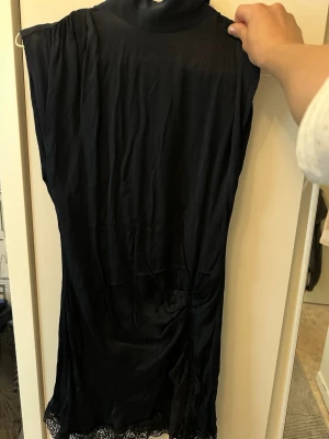 Satin klänning Zara XS - Helt oanvänd satinklänning med kombinerad spets i storlek XS. Endast tvättat i 30 grader. Säljes pga för liten. Nypris 499 kr Zara. Artikelnummer -  0/5029/052/401/02