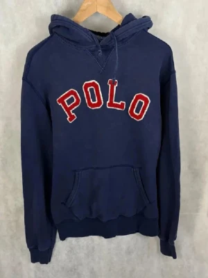 Ralph lauren hoodie - Mörkblå Ralph lauren hoodie i storlek M, modellen på bilden är runt 180cm lång. Tröjan är i bra skick. Skriv vid frågor eller funderingar!