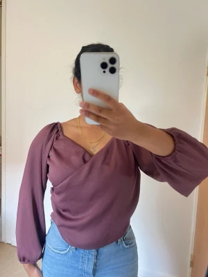 Mauve omlottopp / draperad topp med ballongärmar – feminin & trendig / ciemnoczerwona bluzka - Snygg och feminin topp i en mauve/dovt vinröd nyans 🤎🍷 Storlek L men passar för personer med storlek S. • Draperad/omlott-design framtill • Rynkade detaljer vid axlarna • Långa ballongärmar med resår vid ärmsluten • Smickrande och figurnära modell • Mjukt, lätt och följsamt material • Superfin till jeans, kostymbyxor eller kjol • Perfekt både till vardags och för en mer uppklädd look ✨ Färg: Mauve / dusty rose / vinröd / plommonbrun  #mauve #mauvetop #burgundy #burgundytop #wraptop #drapedtop #b