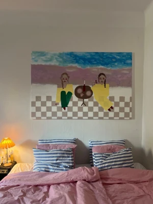 Färgstark tavla med två personer - Stor målning med två stiliserade personer i gula kläder som sitter vid ett runt bord. Bakgrunden har rutigt mönster i beige och vitt samt himmel i blått och lila. Tavlan har en modern och lekfull känsla och passar perfekt som statement piece i hemmet. 🌷🌷🌷 150 x 100 cm 